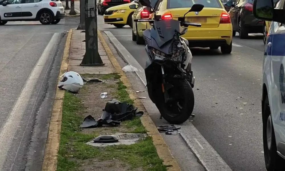 Τροχαίο με τραυματισμό μοτοσικλετιστή στη Βασιλίσσης Σοφίας